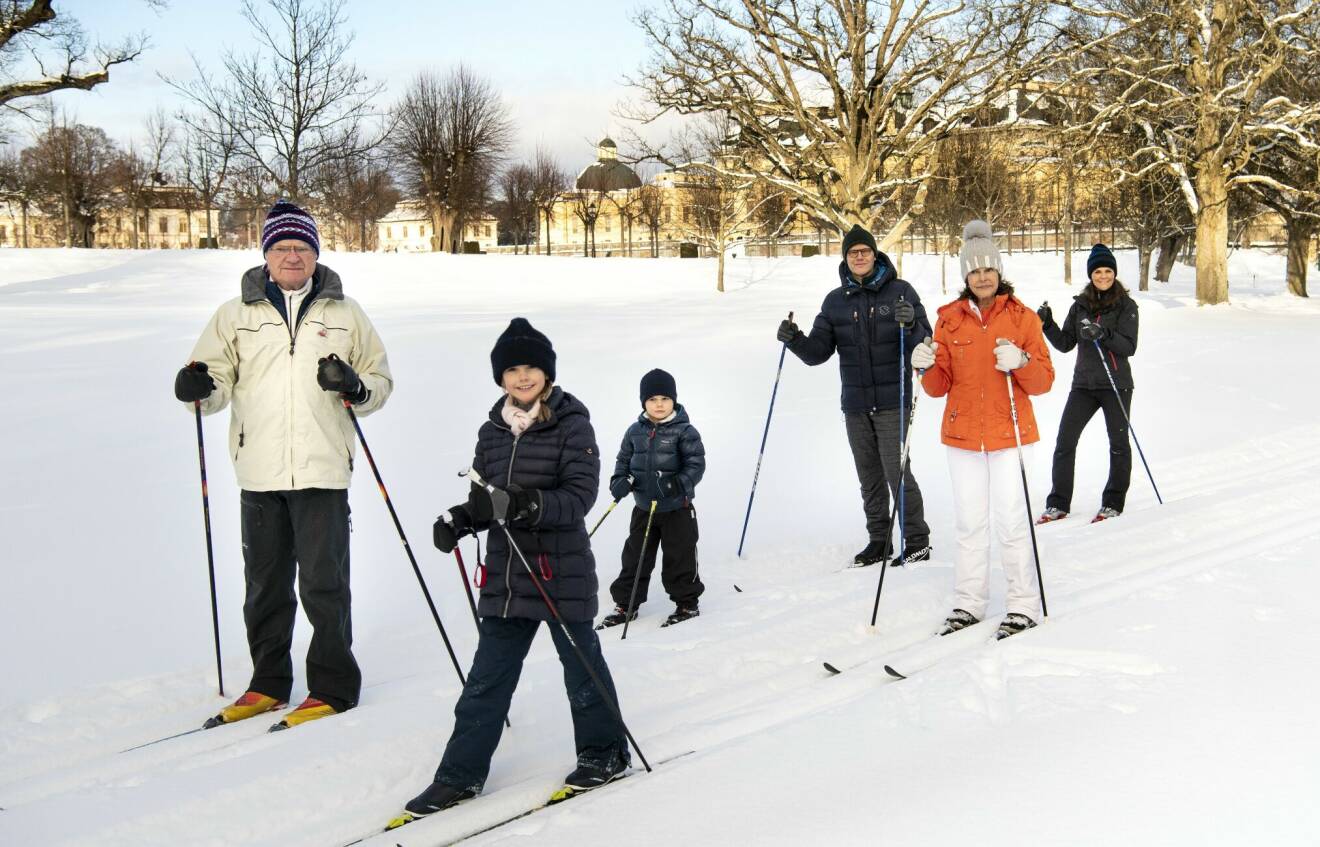 Kungaparet Carl XIV Gustaf och Silvia åker skidor med kronprinsessfamiljen Victoria, Daniel, Estelle och Oscar.