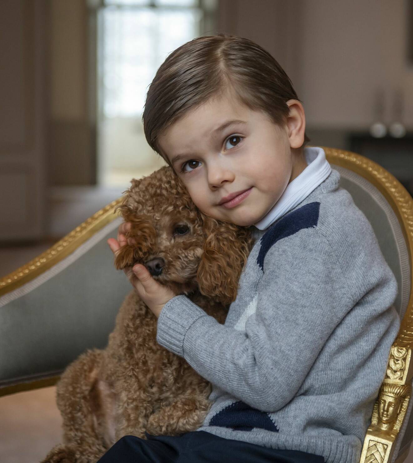 Prins Oscar fyller fem år den 2 mars 2021, här med sin hund Rio.