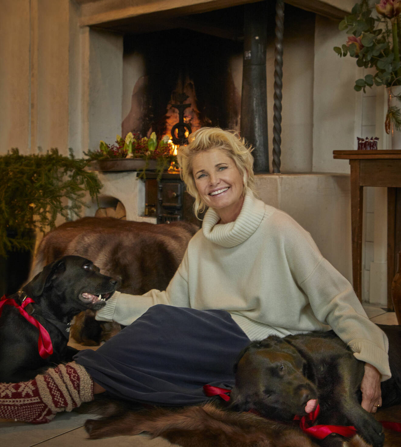Louise Boije af Gennäs i julig miljö tillsammans med sina två labradorer.