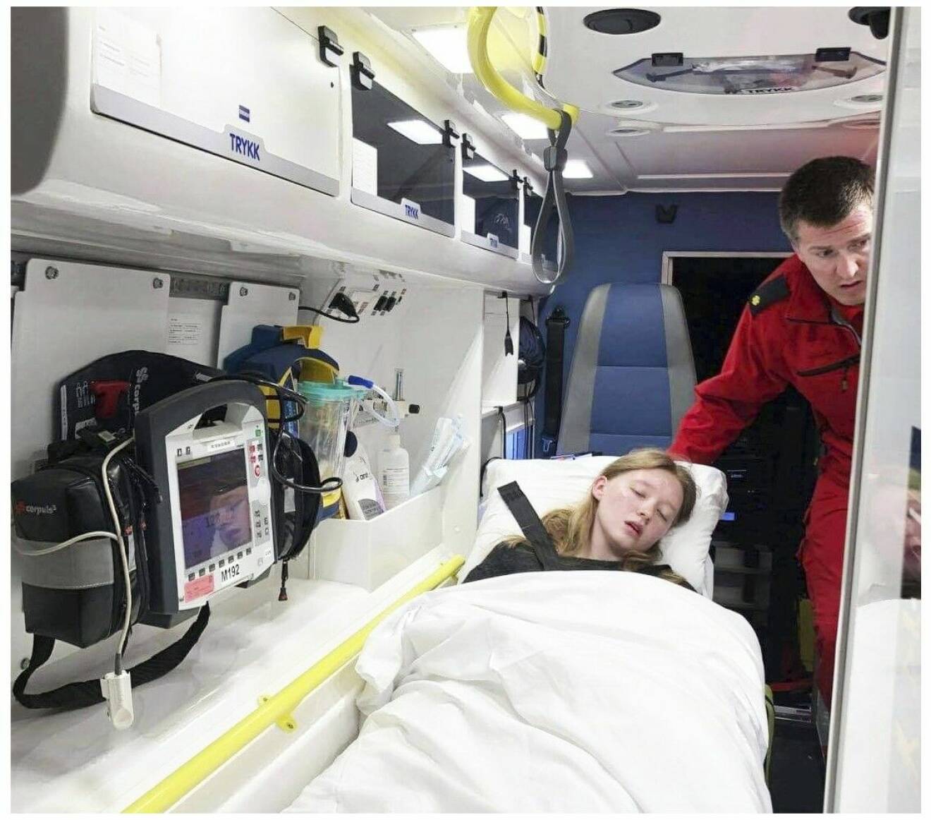Emma åker ambulans med svåra smärtor.