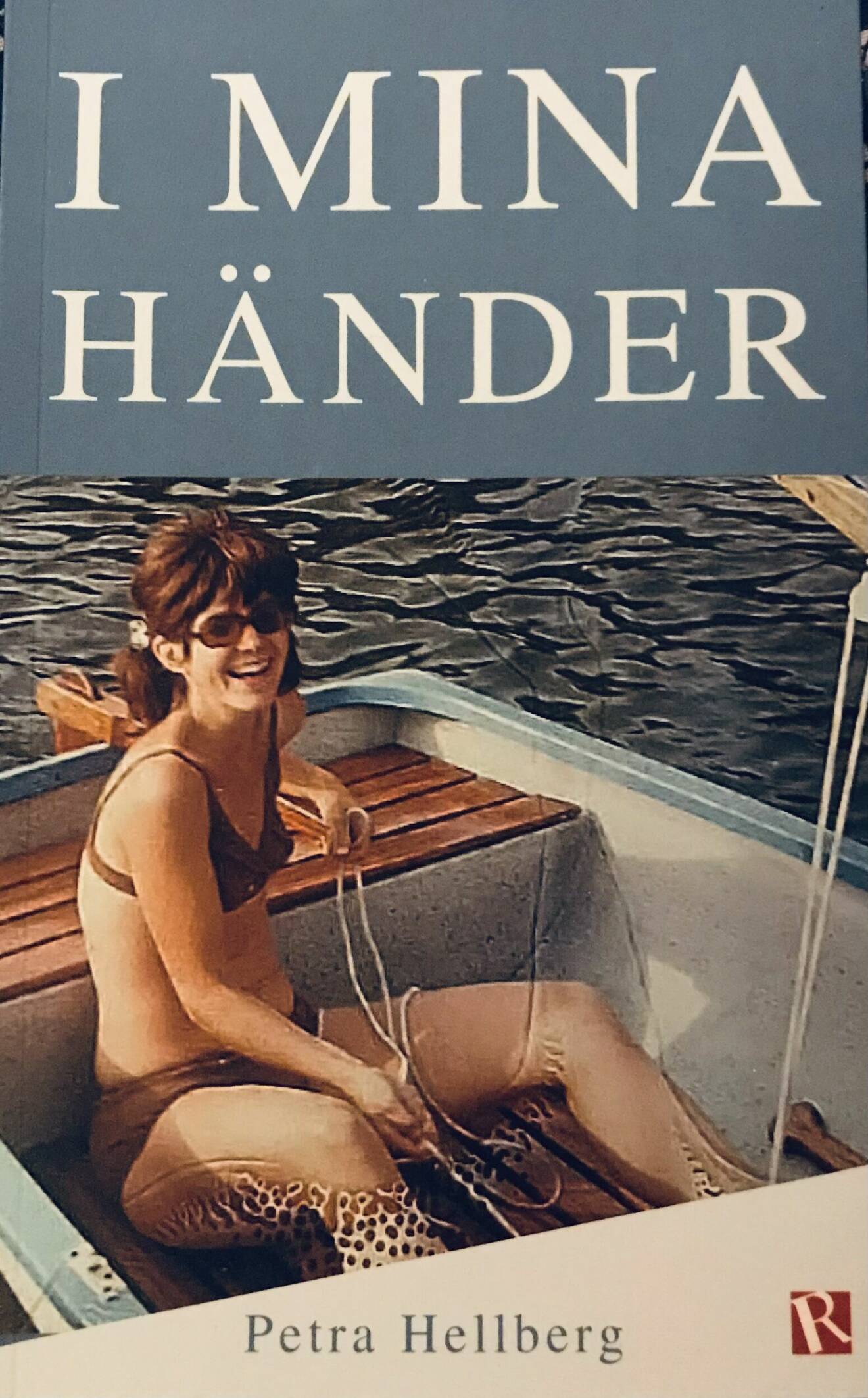 Bokomslag med en kvinna som sitter i en träbåt, i bikini, och ler glatt.