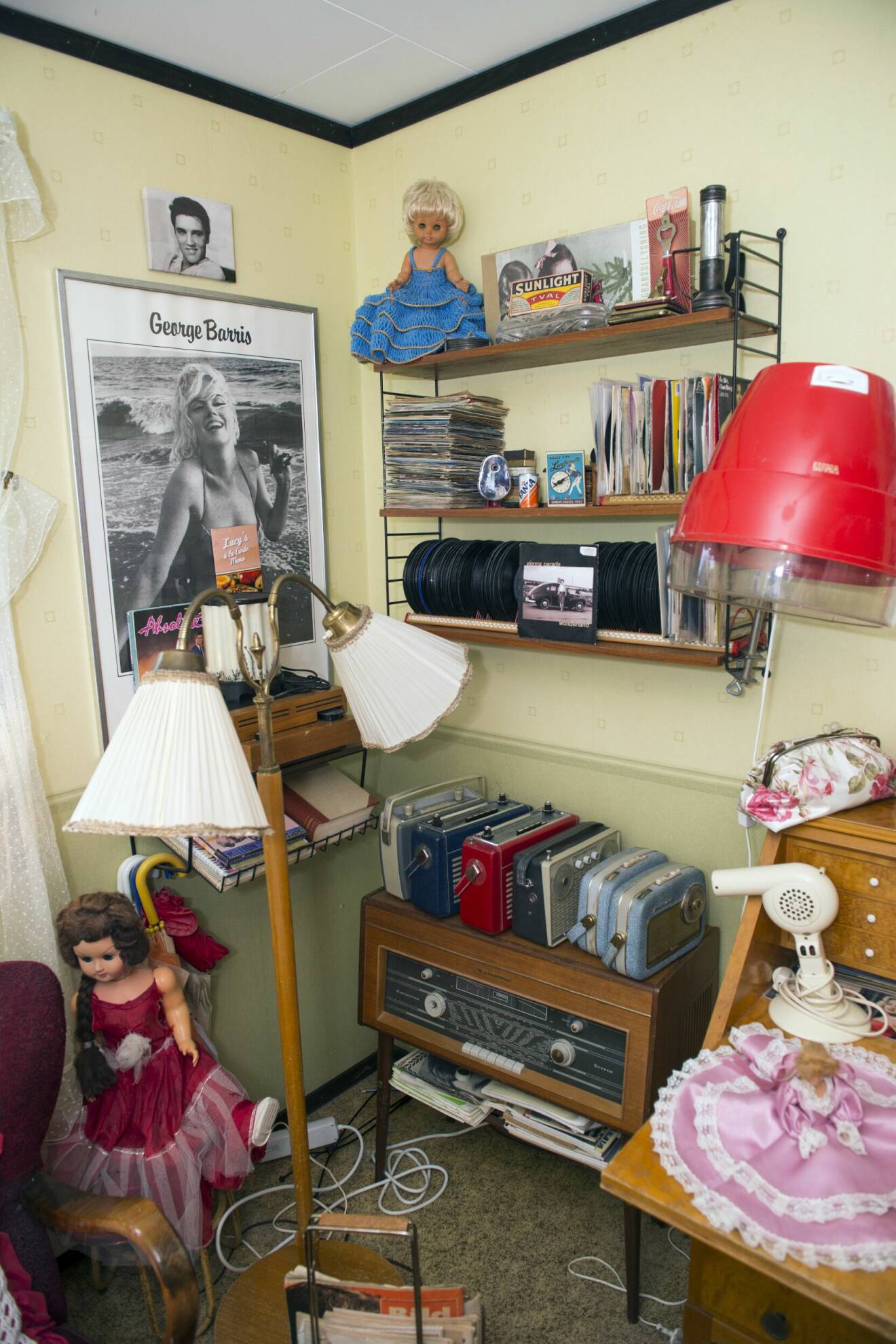 En retrohörna i parets hem med bland annat gamla radioapparater och bilder på Elvis Presley och Marilyn Monroe.