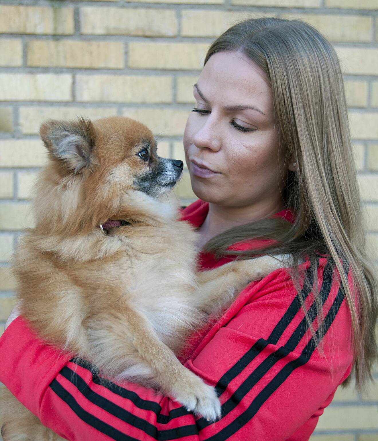 Alexandra Pettersson i Linköping blev lurad på pengar. Här med sin hund Glory.