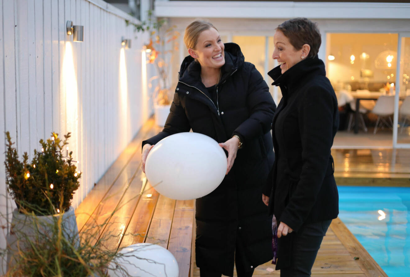 Sabine Wulff och hennes syster Jenny Kroon ordnar skrattande med ljusdekorationer