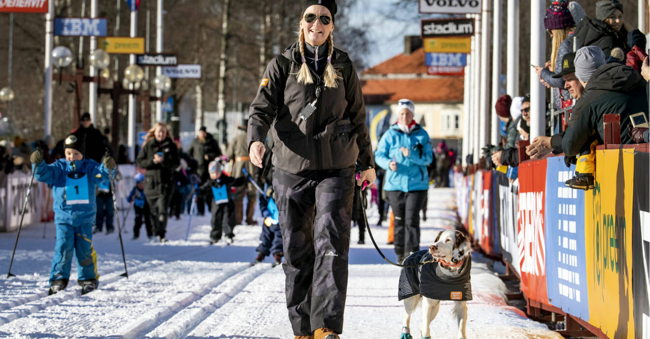 Joanna Sjöö och dopinghunden Molly på Wasaloppet