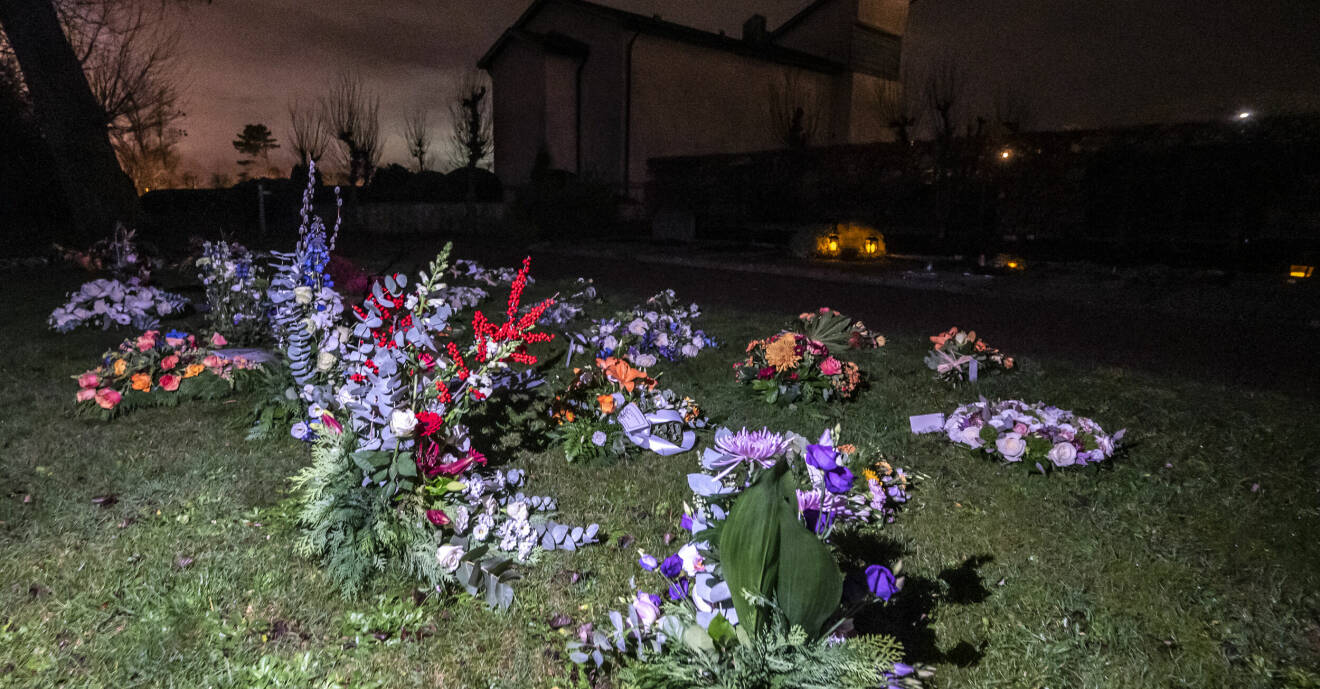 Begravningsblommor på kyrkogården i Viken efter konstnären Lars Vilks begravning på fredagen.
