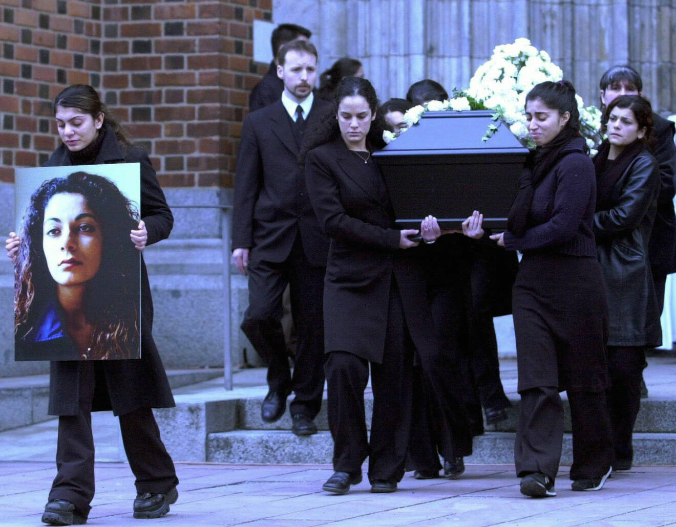 Fadime Sahindals begravning, hennes kista bärs av enbart kvinnor.