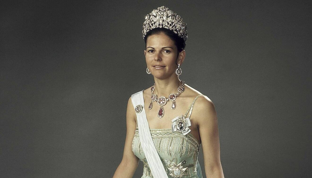 Silvia, med sin bakgrund i Brasilien, valde det brasilianska diademet på sin första officiella fotografering som drottning 1976.