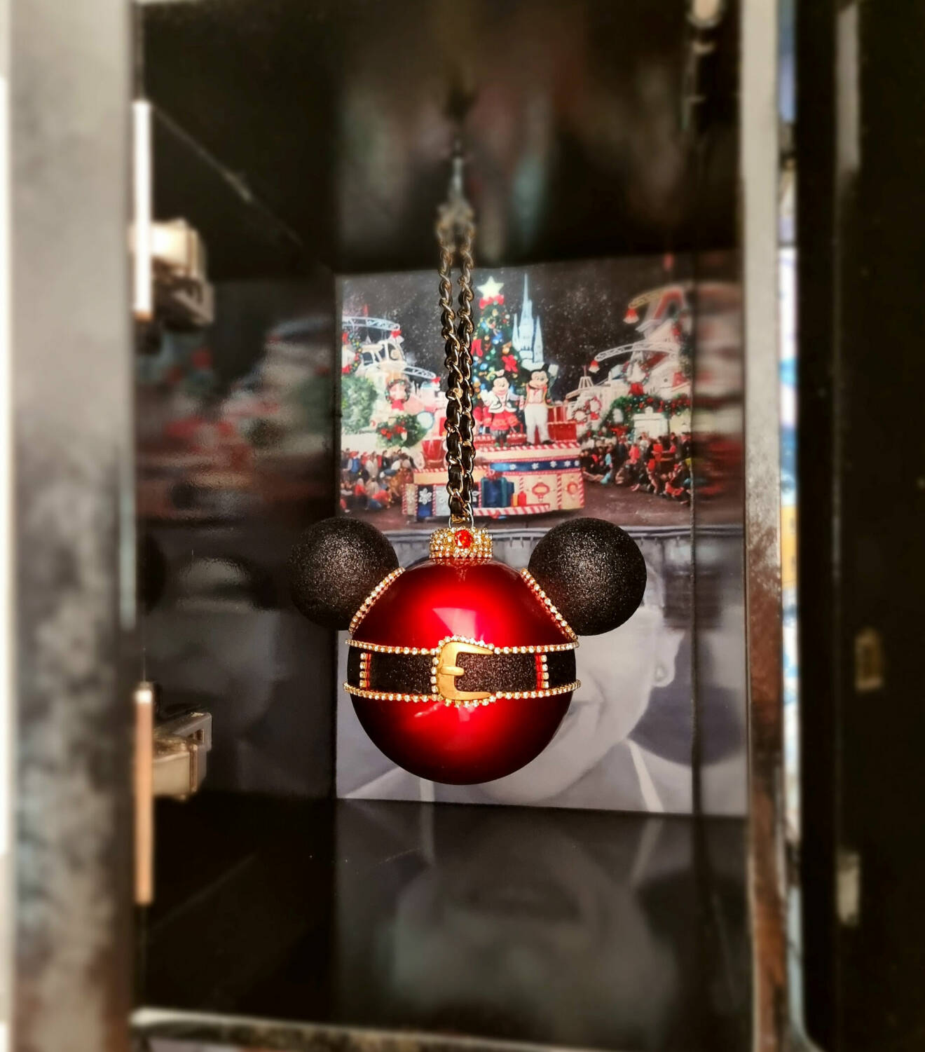 Florida-fönstret visar en julgranskula med Mickey Mouse-öron.