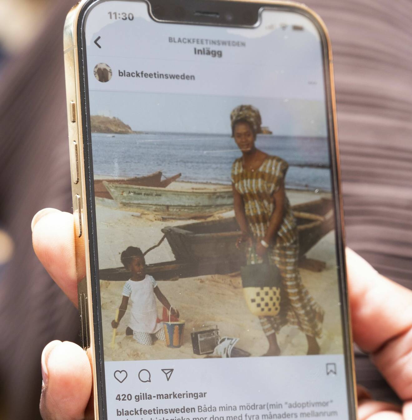 Madeleine håller upp mobilen och visar ett Instagram-inlägg där hon som liten flicka är tillsammans med sin mamma sitter på en strand i Senegal. Lilla Madeleine sitter och leker i sanden.