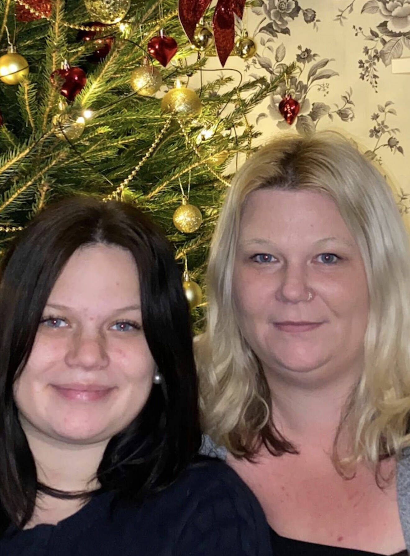 Linnea Viklund och Johanna Zällh bor i Tierp och hjälper ekonomiskt utsatta familjer till en bättre jul.