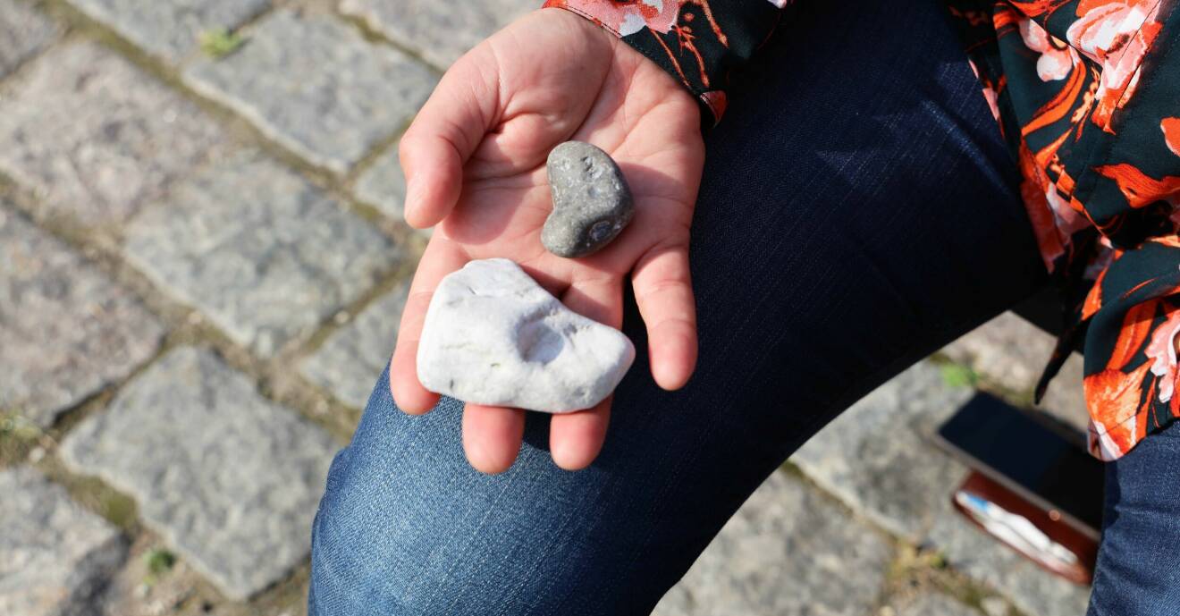 Irene håller stenar i sin hand