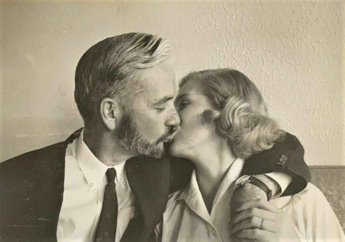 Piers och Birgitta delar en kyss.