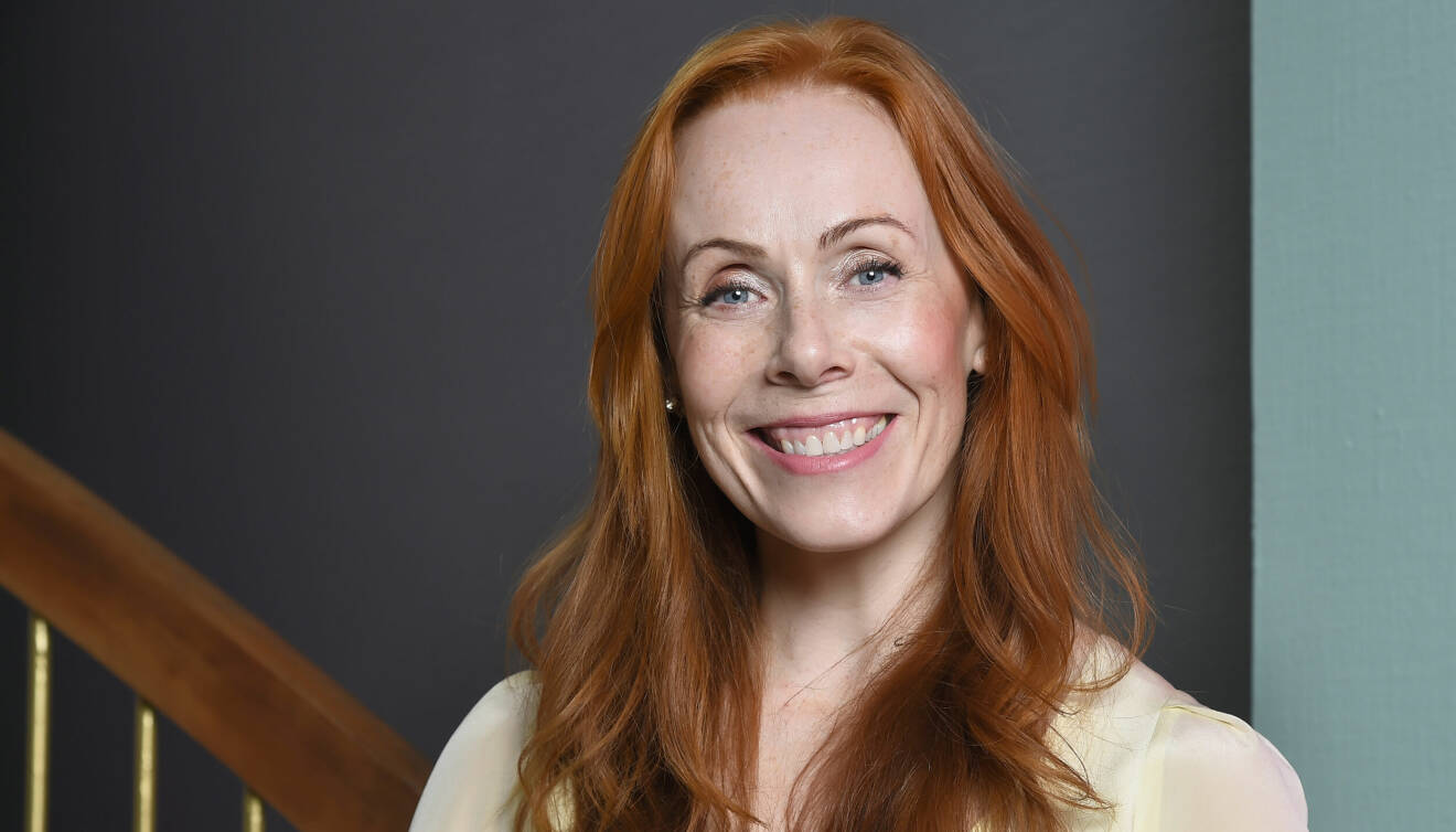 Porträttbild av Rachel Mohlin som är aktuell med nya Kvarteret Skatan som sänds i SVT i december 2021.