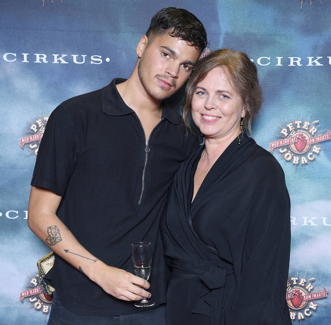 Oscar Zia tillsammans med sin mamma Elisabet Zia på premiär på Cirkus i Stockholm år 2018.