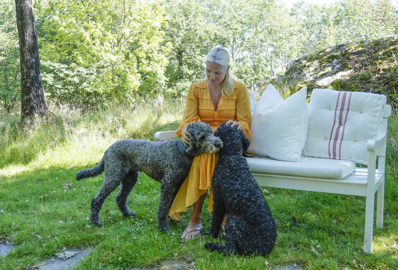 Kronprinsessan Mette-Marit med hundene Milly Kakao, till vänster och Muffins Kråkebolle.