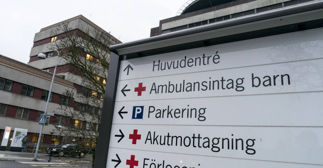 Skylt vid infarten till Skånes universitetssjukhus i Lund som visar vägen till olika avdelningar.