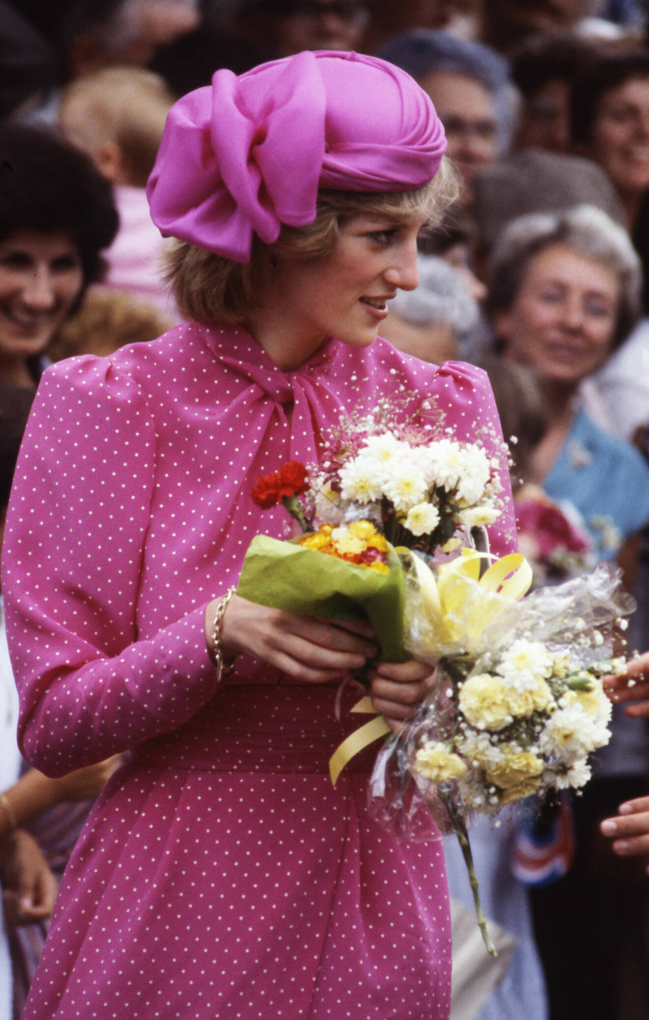 Prinsessan Diana stack ut med ceriserosa klänning i Australien.
