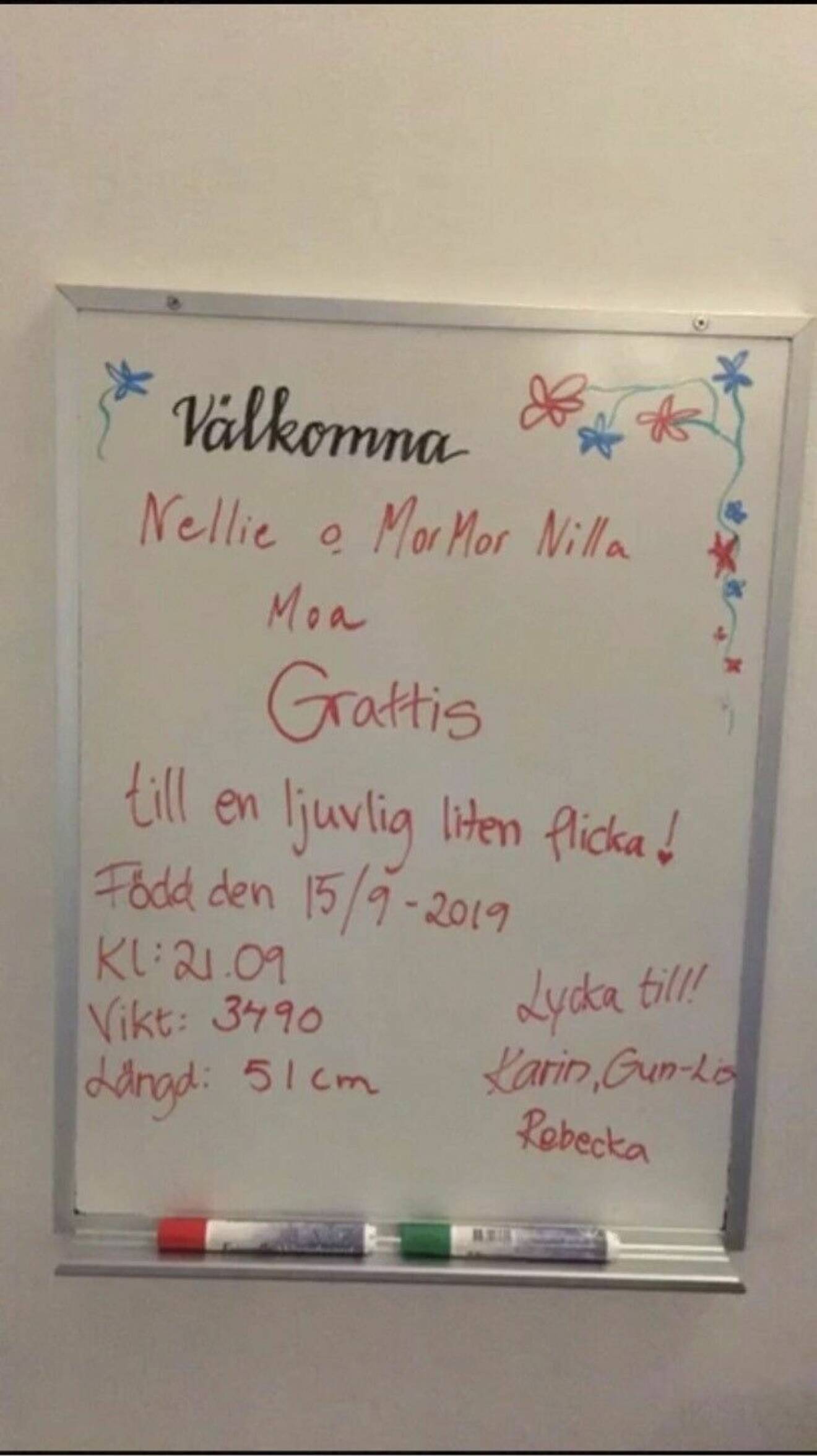 På en whiteboard på BB har personalen skrivit en grattis-hälsning till Nellie, mormor Nilla och kompisen Moa.