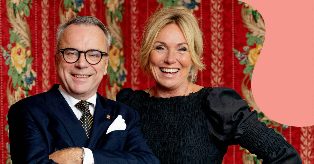 Antikexperten Knut Knutson och programledare Anne Lundberg på en pressbild inför nya säsongen av Antikrundan som sänds i SVT med start i januari 2022.