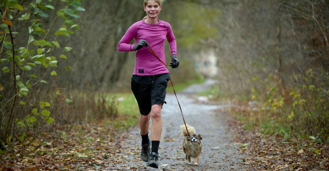 Jimmy är ute på en löparrunda med hunden Kia och berättar att hon drömmer om att få springa maraton i OS för Sverige.