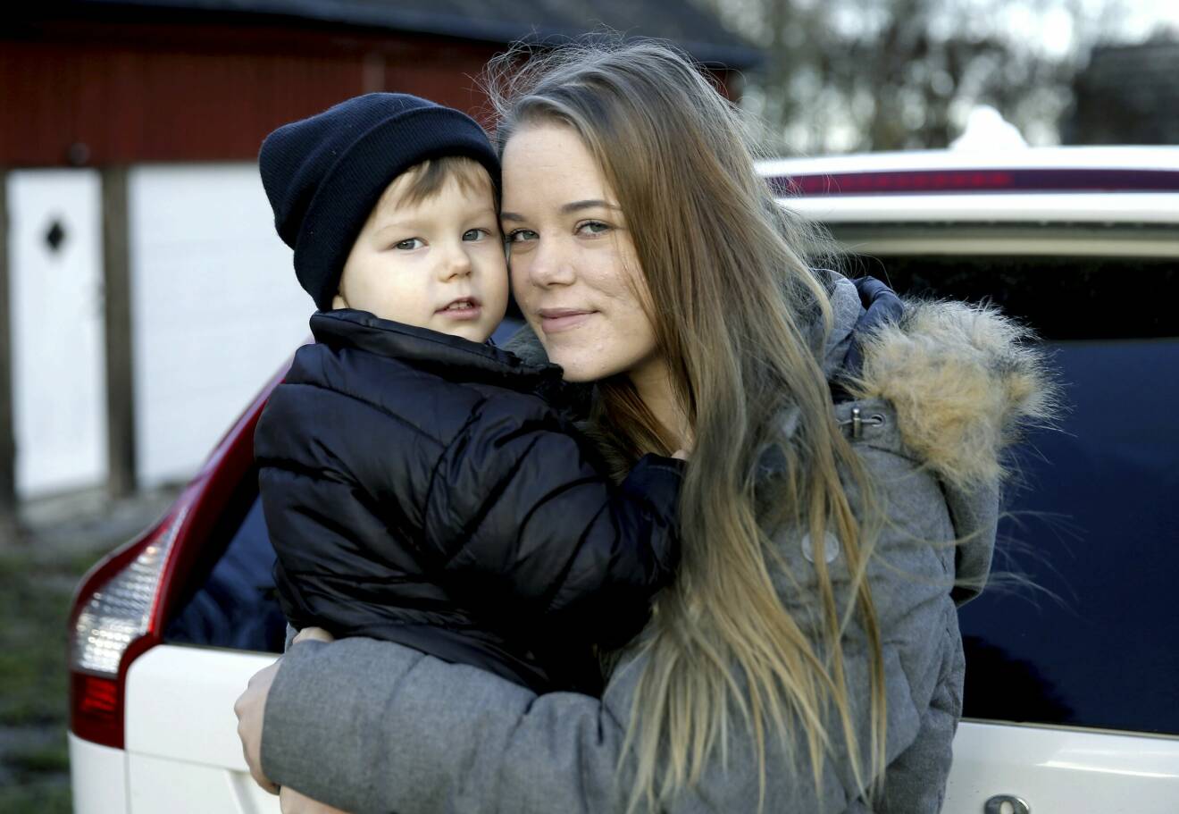 Celine Gelotte som överlevde en bilolycka med sin son Theo.