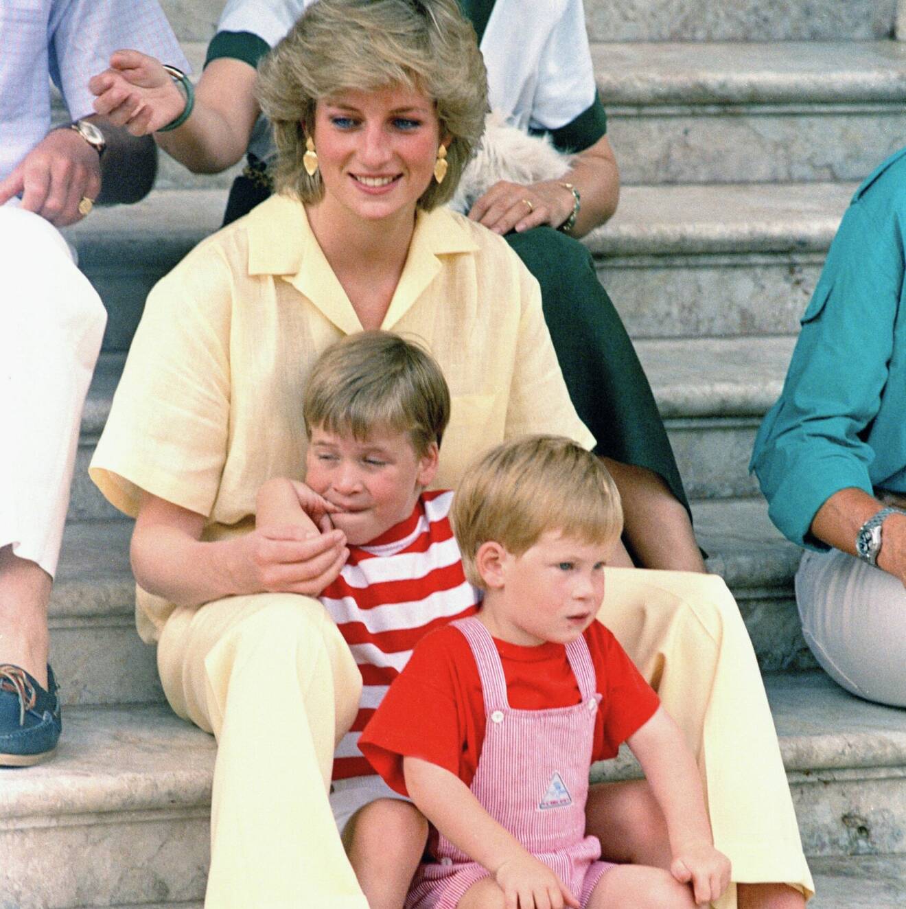 Prinsessan Diana tillsammans med sönerna prins William och prins Harry.