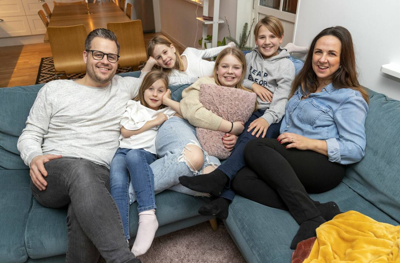 Jacob Arvidsson med döttrarna Ester, Greta och Iris samt Sara Björlemyr och hennes son Filip myser i soffan.