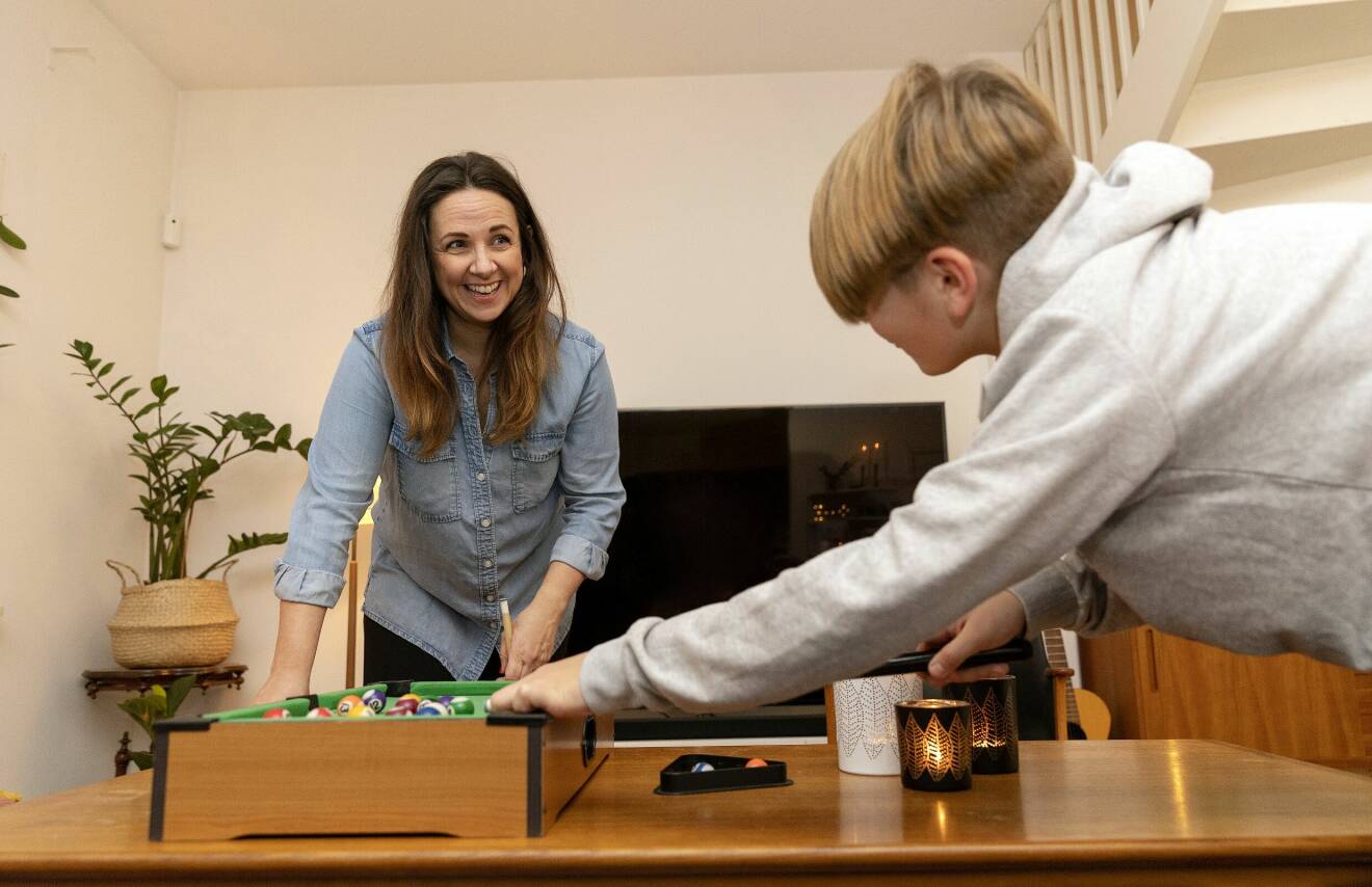 Sara Björlemyr spelar spel med sonen Filip.