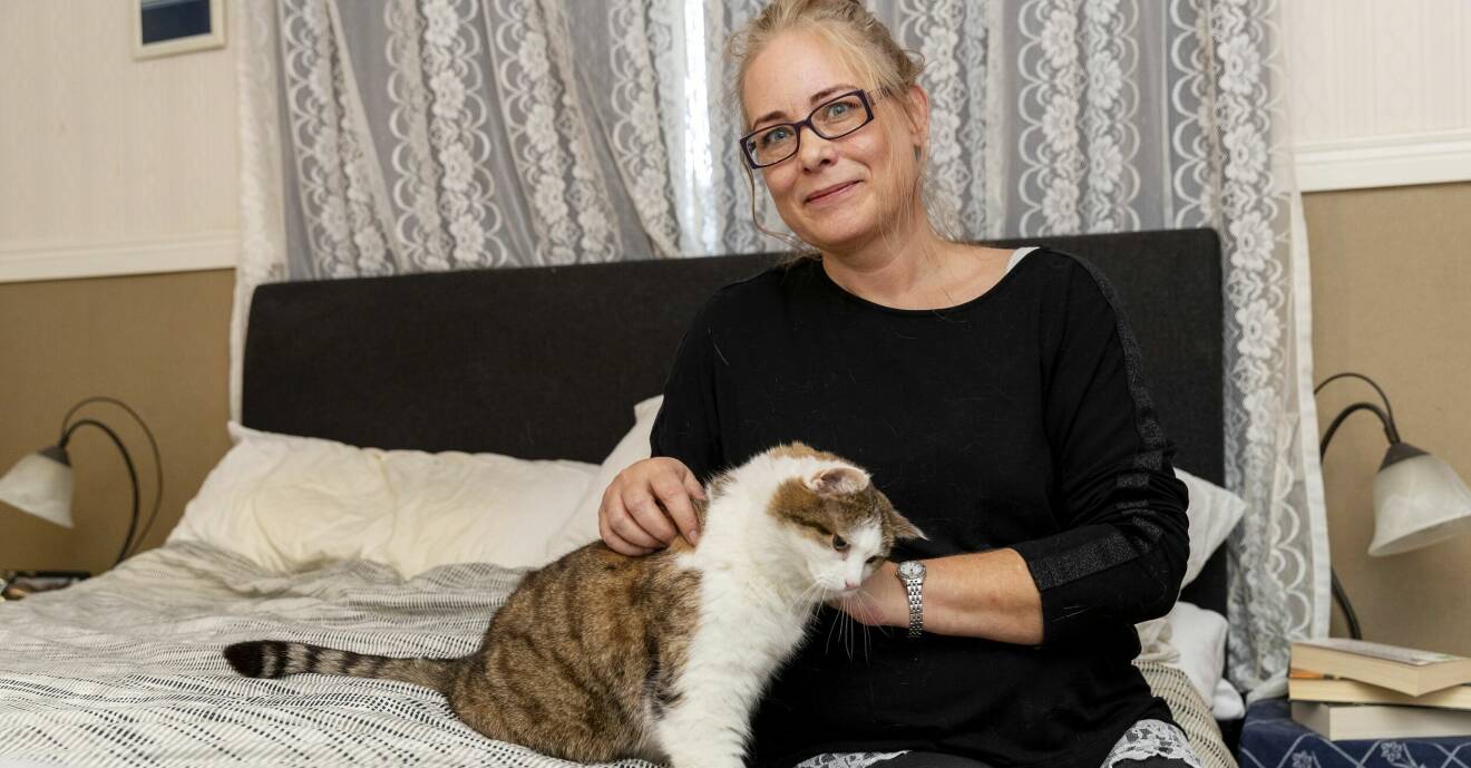 Johanna Brinck tillsammans med sin katt hemma i villan i Vingåker.