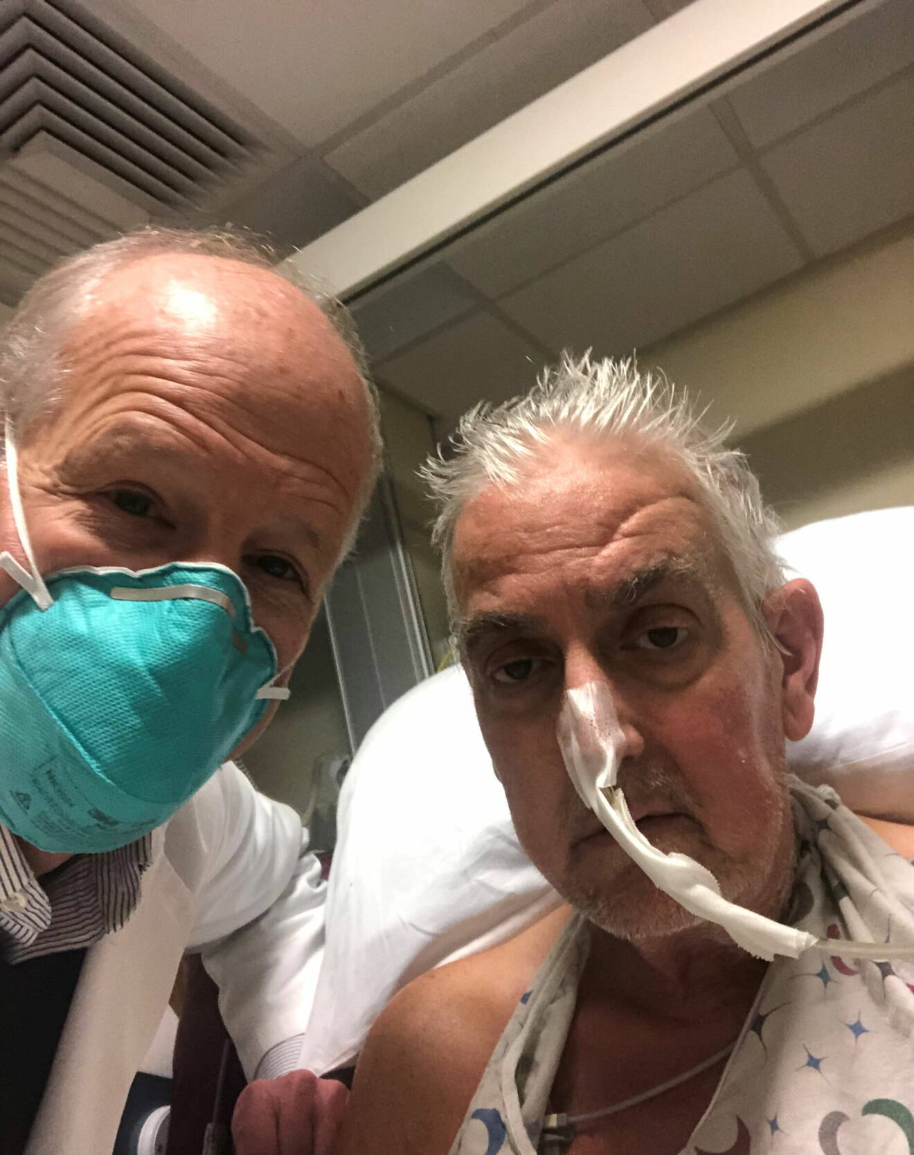 Läkaren Bartley P. Griffith, MD med den 57-åriga patienten David Bennett innan operationen.