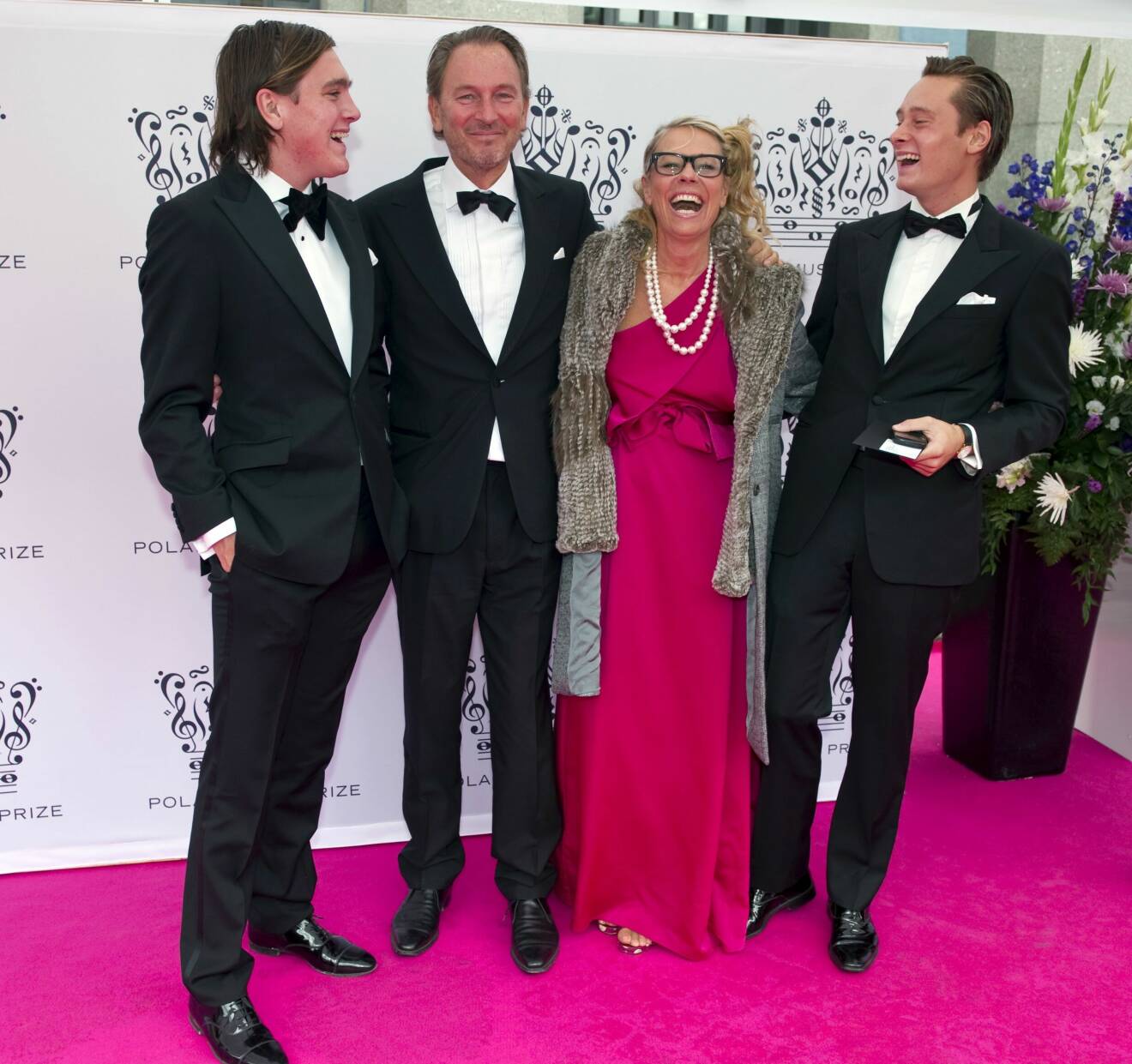 Tomas på bankett 2010 med hustru Marie och sönerna Theo och John. Hela familjen ler glatt.
