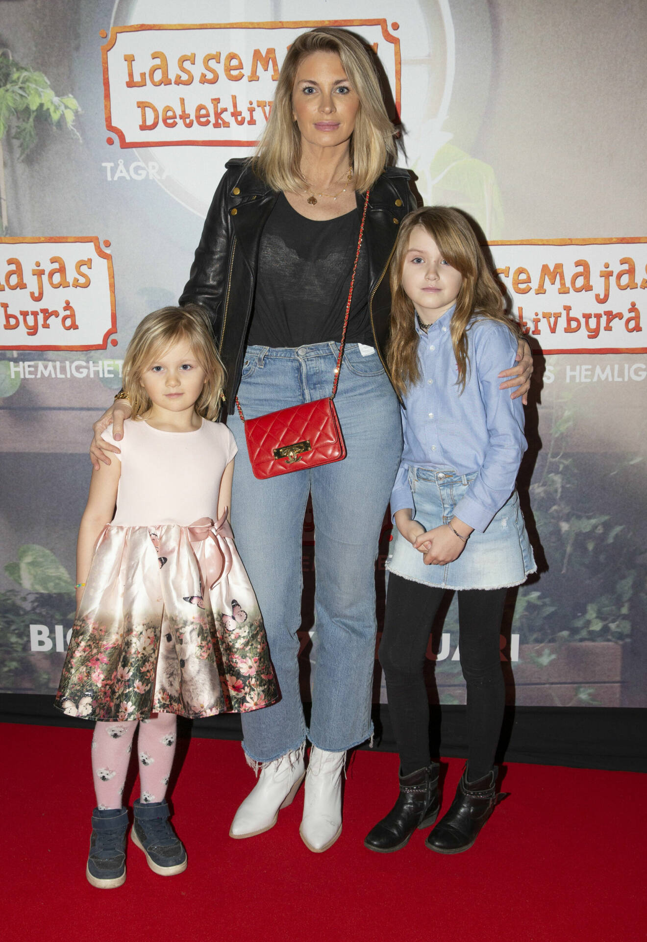 Carolina Gynning och döttrarna Adele och Alicia på premiär i fjol.