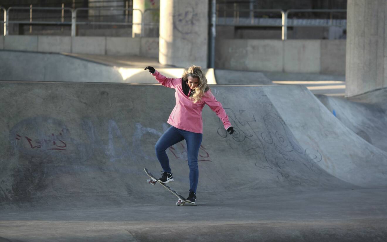 Lisa Miskovsky har åkt mycket snowboard, i dag åker hon skateboard med sina döttrar.