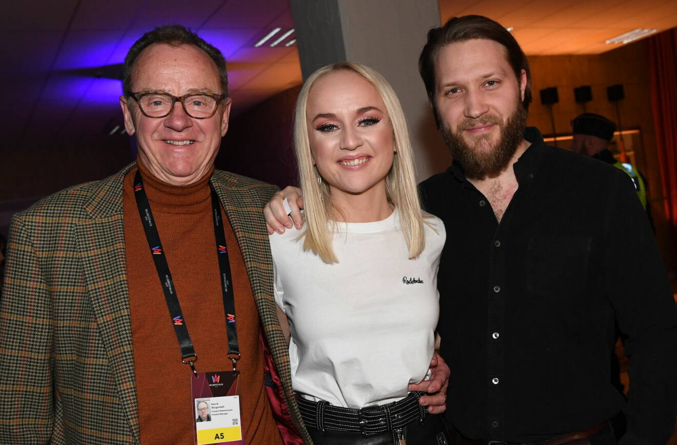 Anna Bergendahl med sin pappa Henrik Bergendahl och pojkvän Kristoffer Eriksson efter deltävlingen Andra chansen i Melodifestivalen 2019.