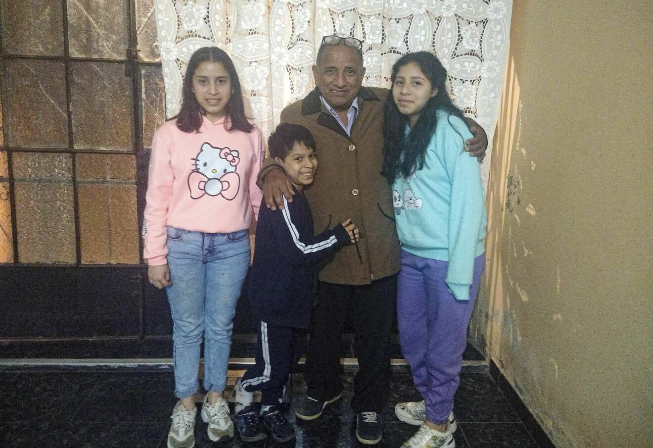 Camila, Enmanuel och Teresa Acosta med sin morfar Henry Acosta i Peru.