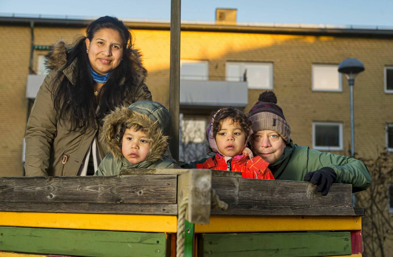 Ruth Acosta och Johan Broström med sina tvillingar Erik och Allison utomhus på en lekplats.