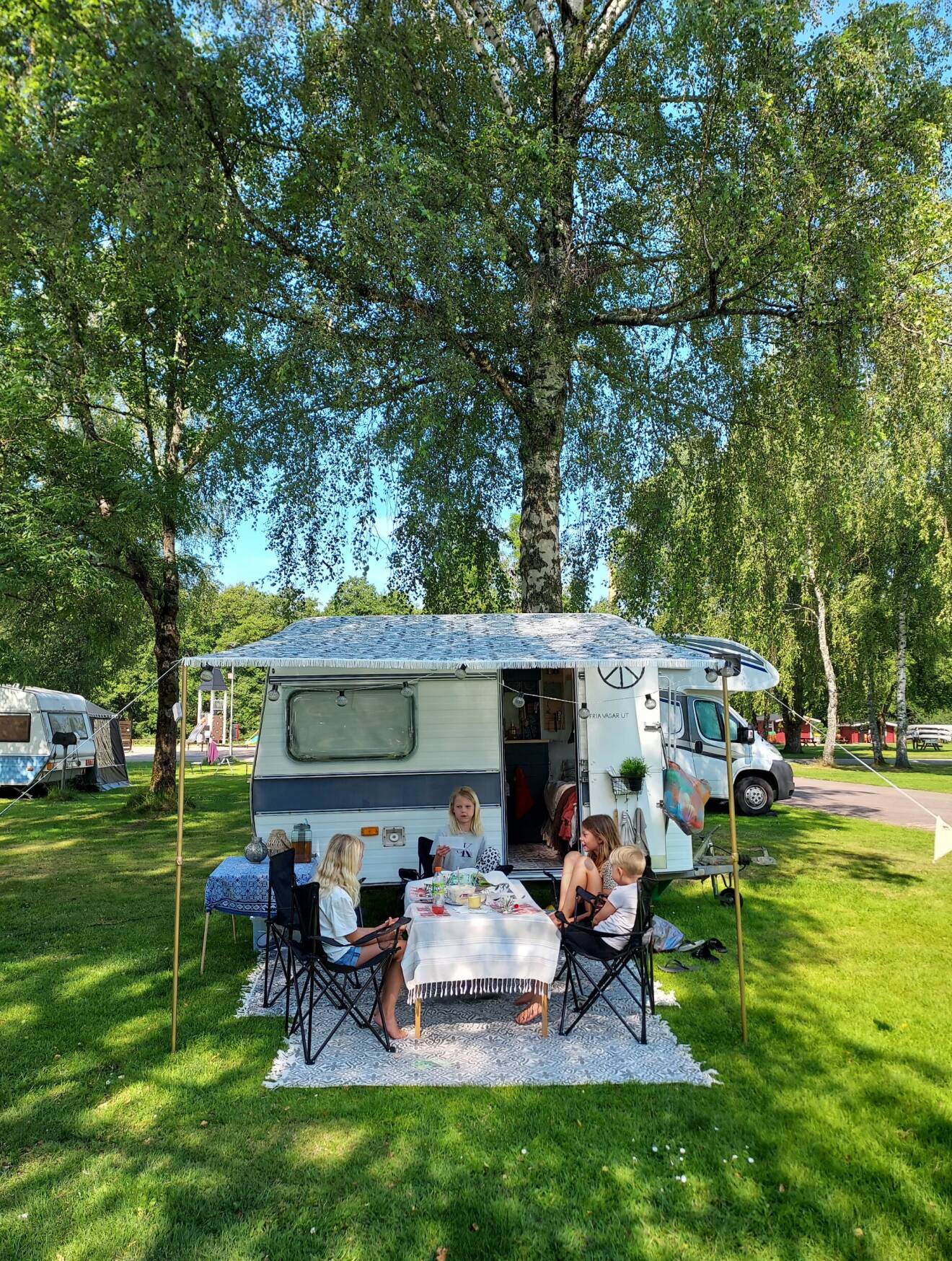 Cajsa Olssons barnbarn på en camping.