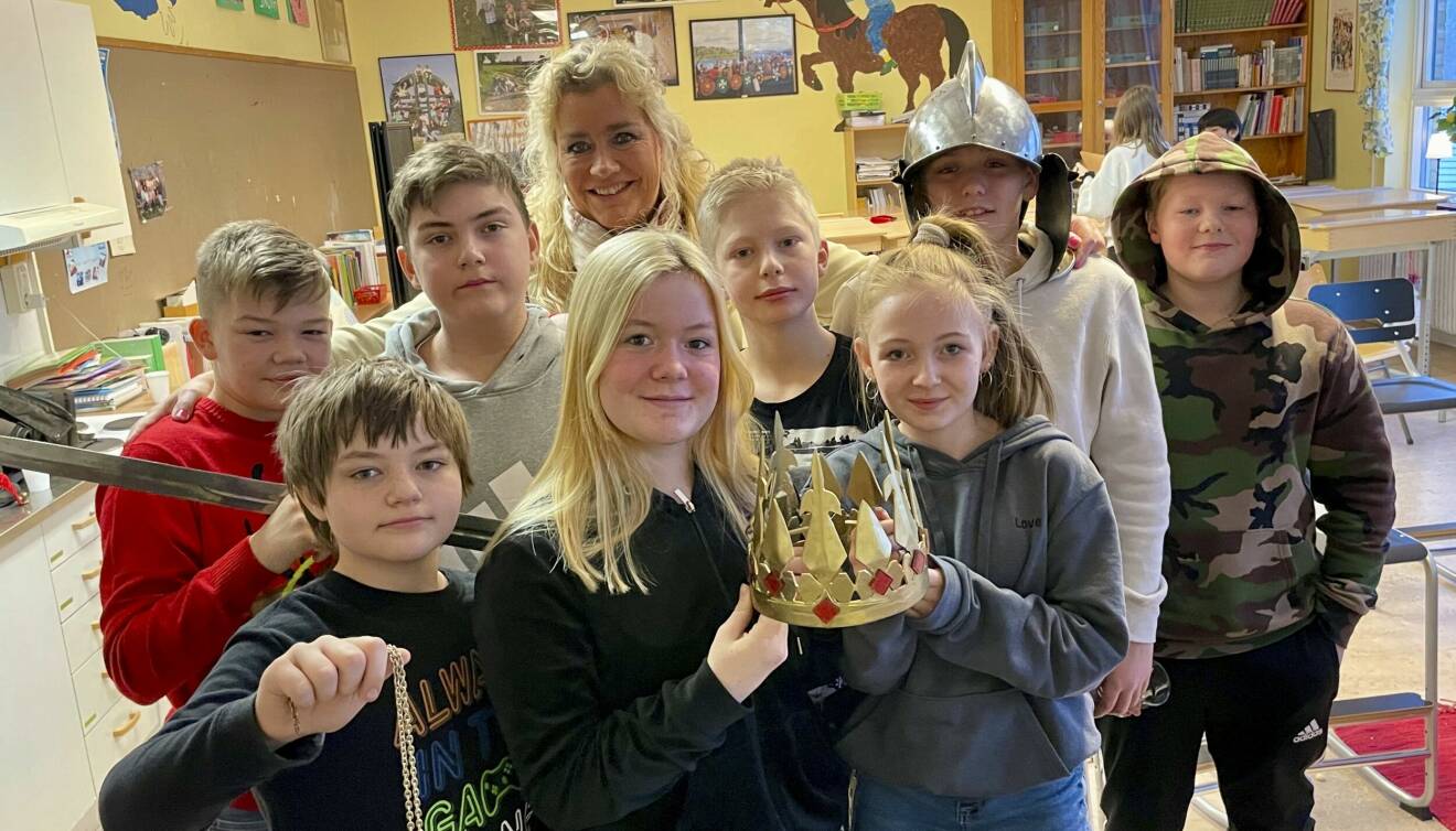 Marianne står i klassrummet i byskolan i Kulltorp utanför Gnosjö, tillsammans med elever som medverkade i filmen.