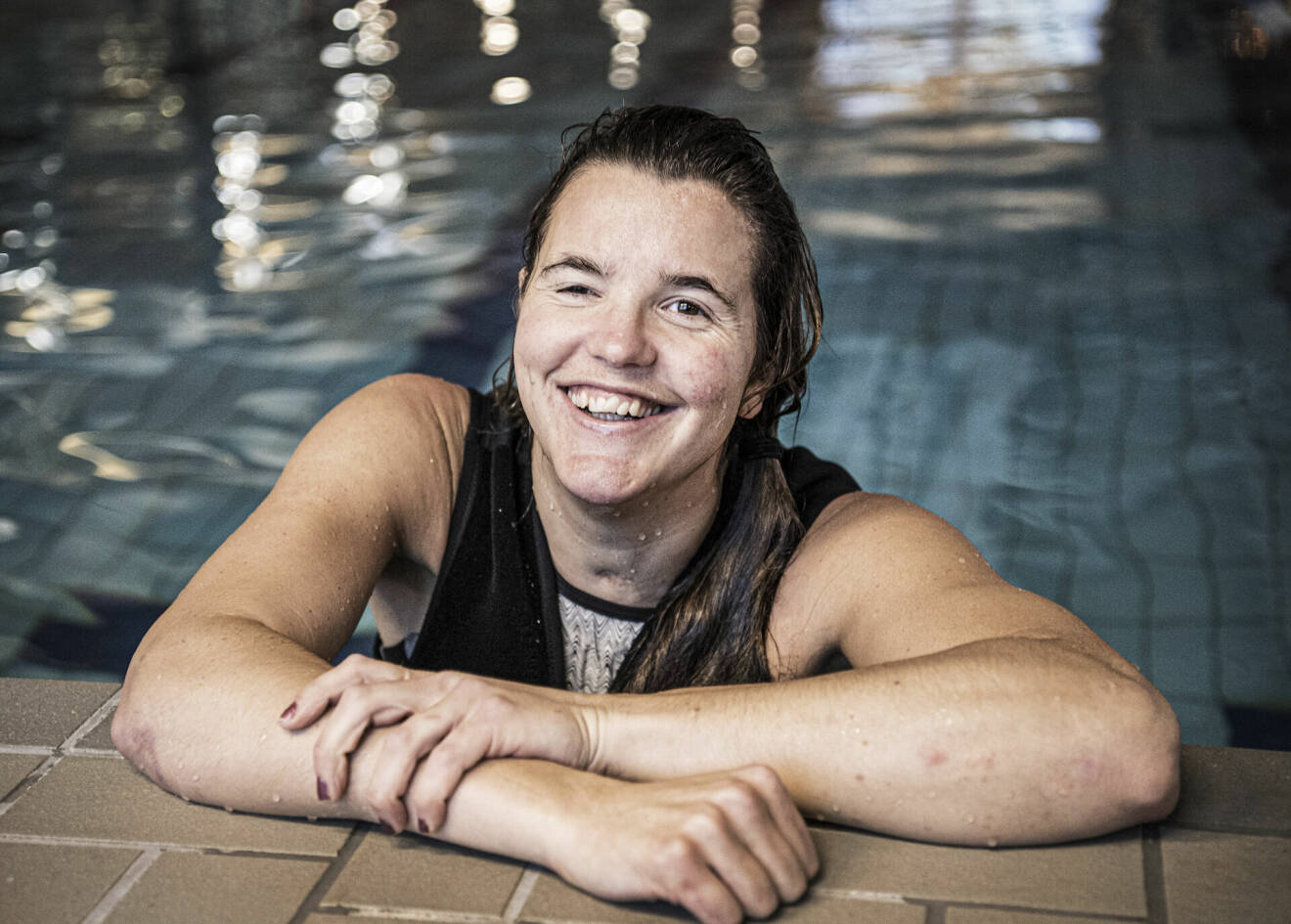 Anna Holmlund i bassängen.