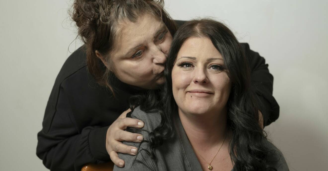 Yvette pussar dottern Louise på kinden, hänger Allers guldhjärta runt hennes hals och tackar för att hon alltid finns där för sin mamma