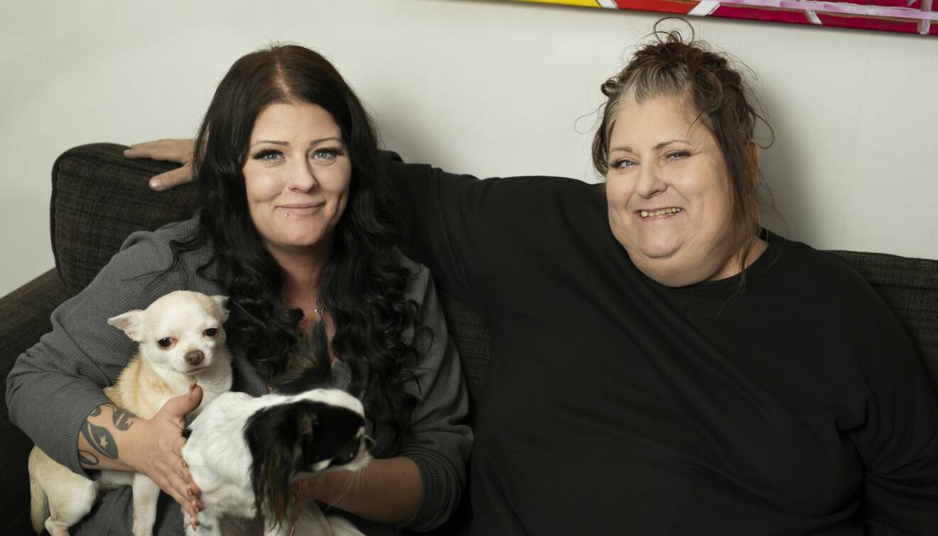 Louise och mamma Yvette sitter i soffan tillsammans med chihuahuorna Hermes och Doris som är Yvettes ständiga följeslagare.