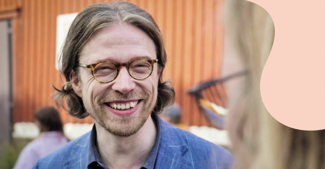 Komikern Måns Nilsson som gästexpert i Antikrundan 2022.