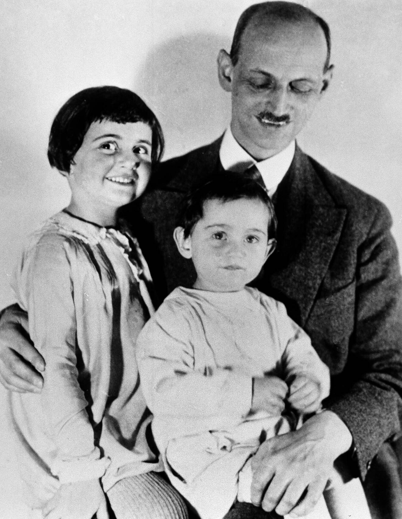 Otto Frank med döttrarna Margot och Anne