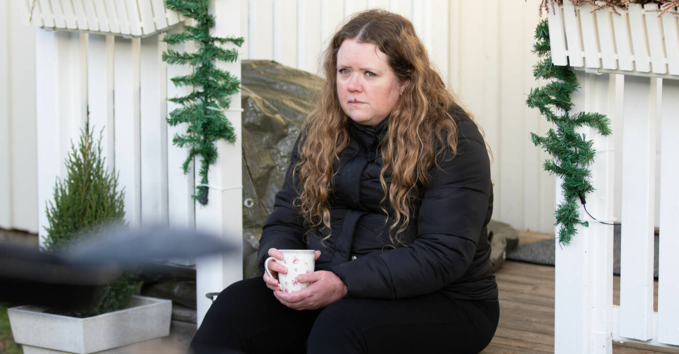 Ulrika Hägerstrand i Hasslö, Karlskrona, sitter på sin trappa med en kopp kaffe.