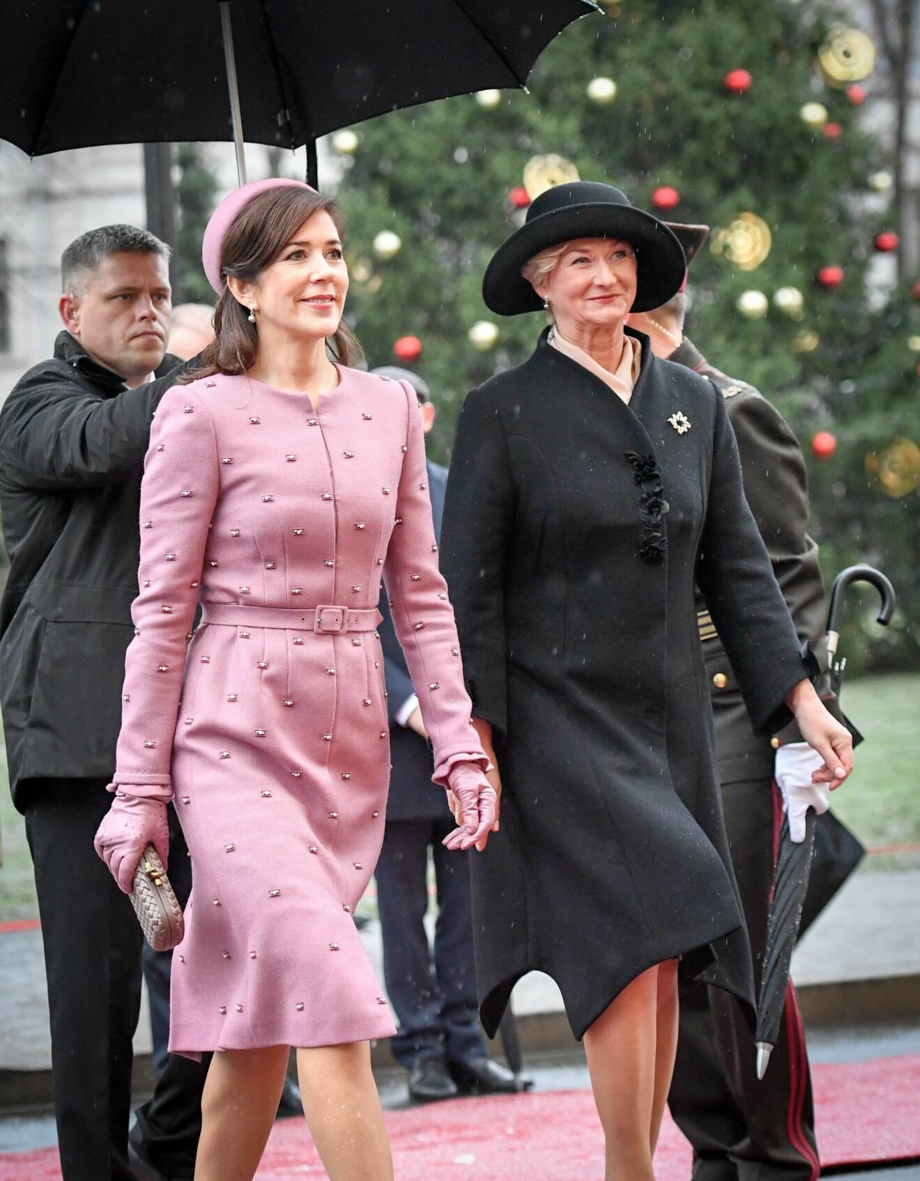 Kronprinsessan Mary i ljusrosa kappa med pärldetaljer.