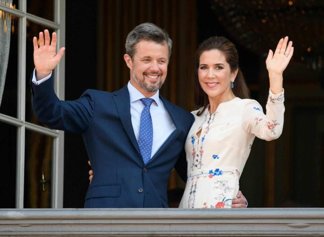 Kronprins Frederik och kronprinsessan Mary vinkar från balkongen.