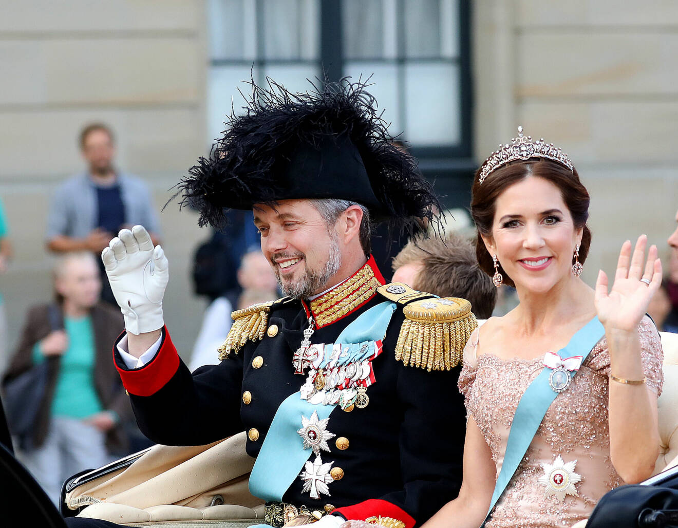 Kronprinsessan Mary åker häst och vagn på väg till kronprins Frederiks 50-årsfirande.