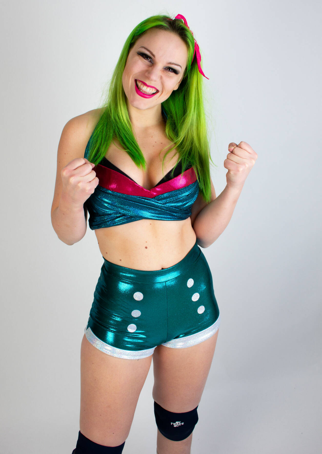Wrestlaren Linnéa Runhage som Betty Rose, i pinup-stil och grönt hår.