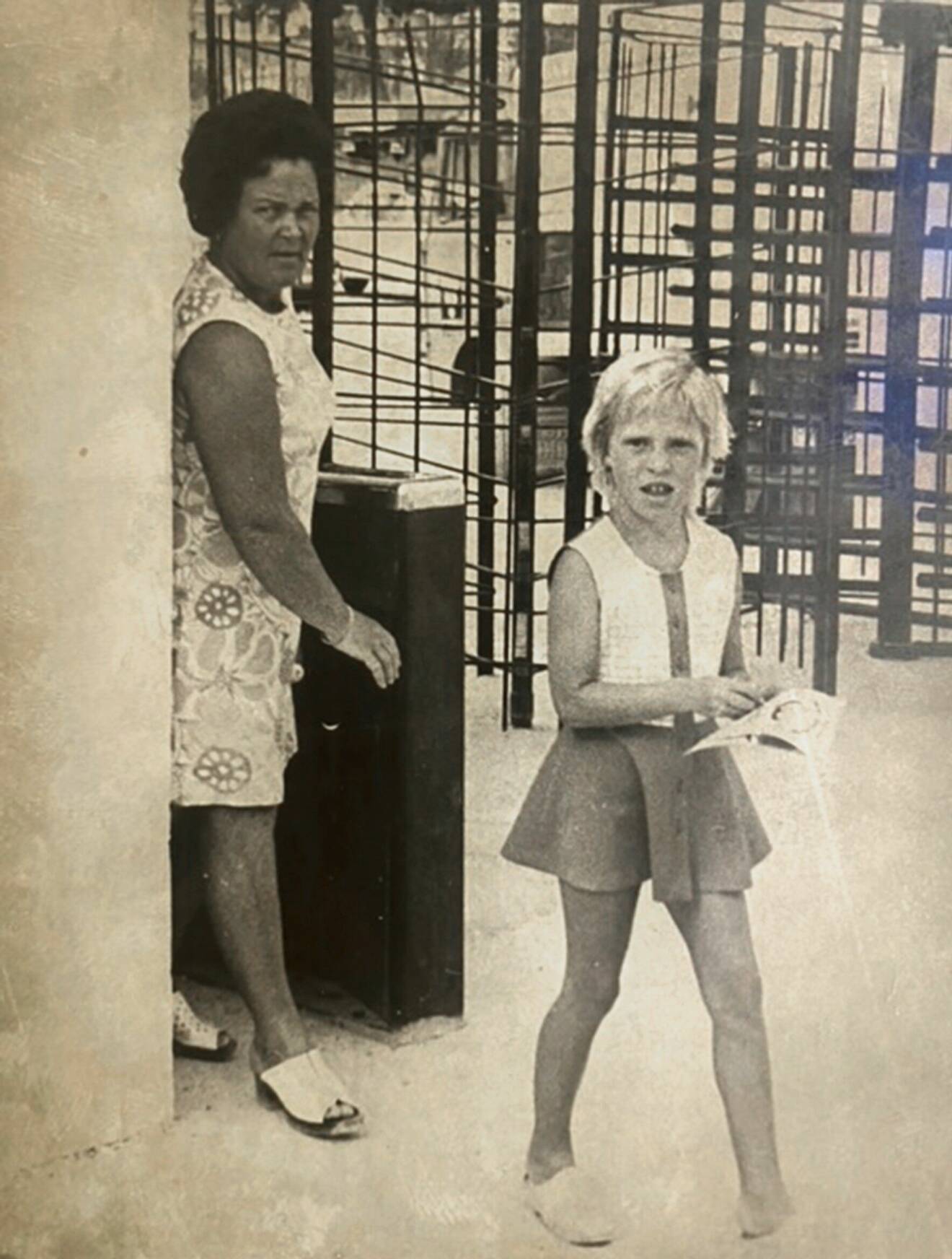 Svartvitt foto på Gunvor Andersson och hennes barnbarn Heléne Kinnervall i Spanien på 1970-talet.